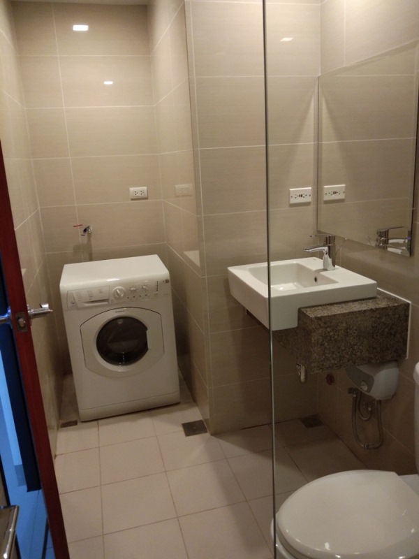 FOR RENT: 1-bedroom furnished condo in One Uptown Fort Bonifacio. New unit