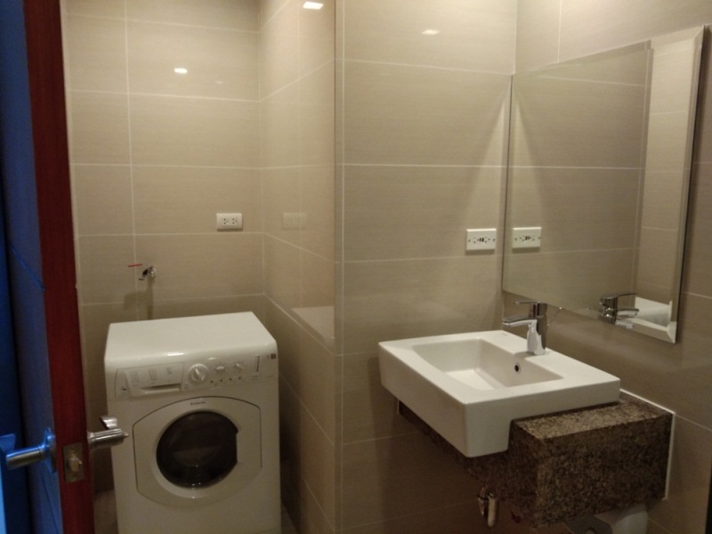 FOR RENT: 1-bedroom furnished condo in One Uptown Fort Bonifacio. New unit