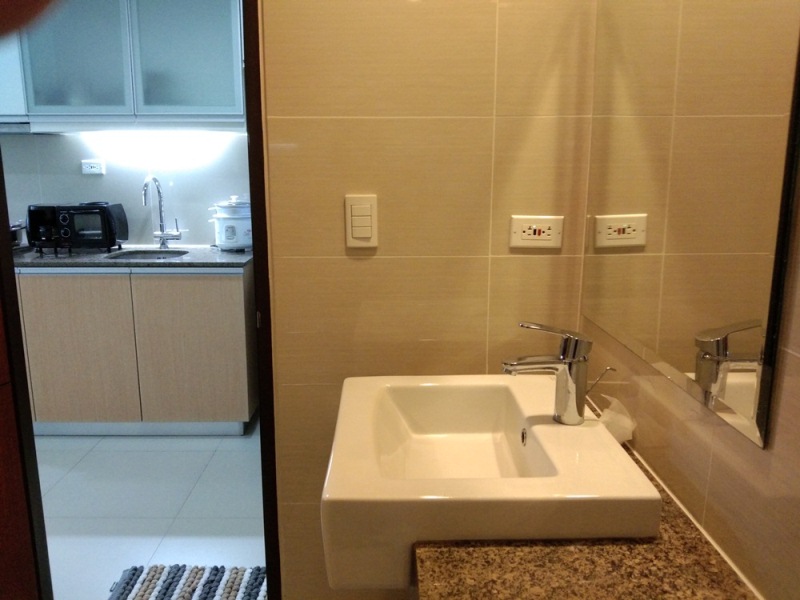 FOR RENT: 1-bedroom furnished condo in One Uptown Fort Bonifacio. New unit