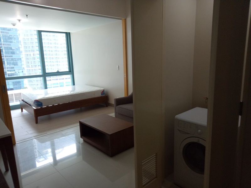 FOR RENT: 1-bedroom furnished condo in One Uptown Fort Bonifacio. New unit
