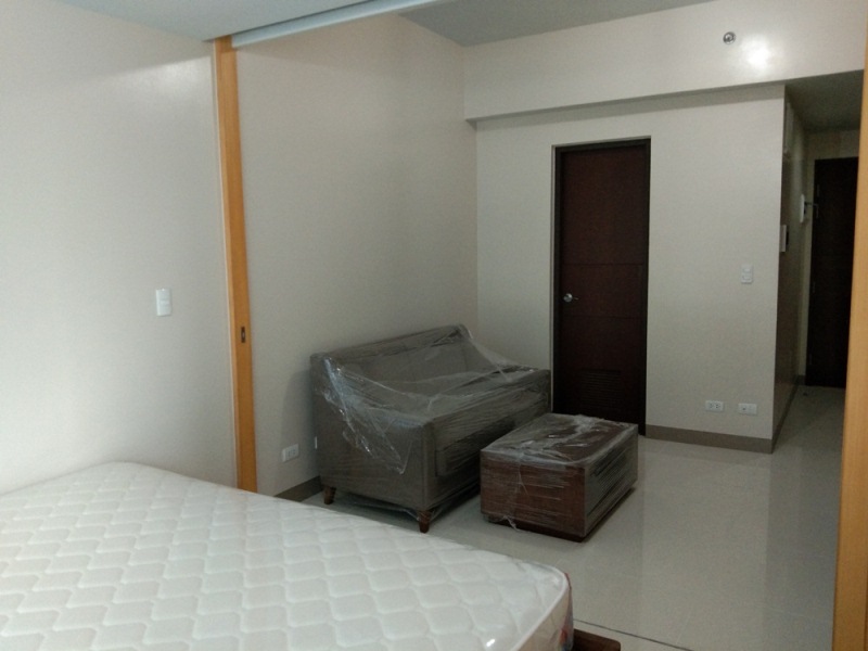 FOR RENT: 1-bedroom furnished condo with parking in One Uptown Fort Bonifacio