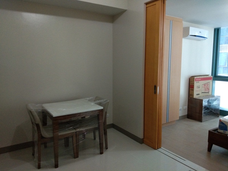 FOR RENT: 1-bedroom furnished condo with parking in One Uptown Fort Bonifacio