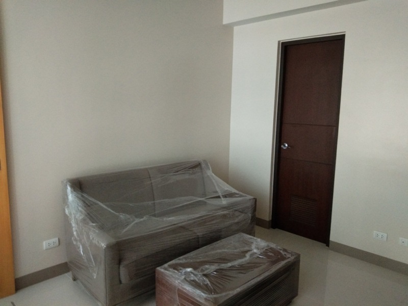 FOR RENT: 1-bedroom furnished condo with parking in One Uptown Fort Bonifacio