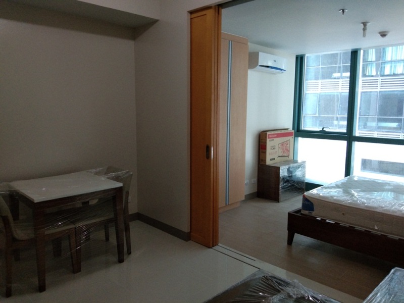 FOR RENT: 1-bedroom furnished condo with parking in One Uptown Fort Bonifacio