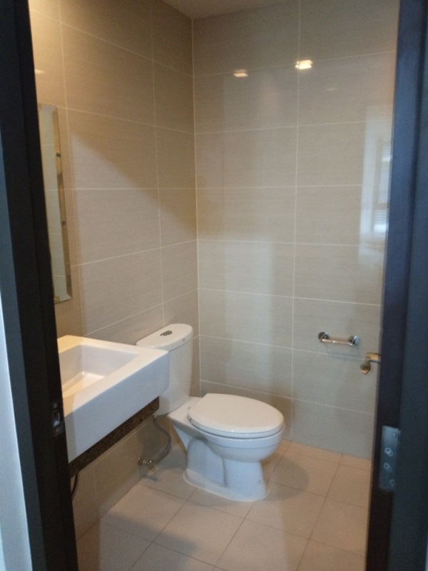 FOR RENT: 1-bedroom furnished condo with parking in One Uptown Fort Bonifacio