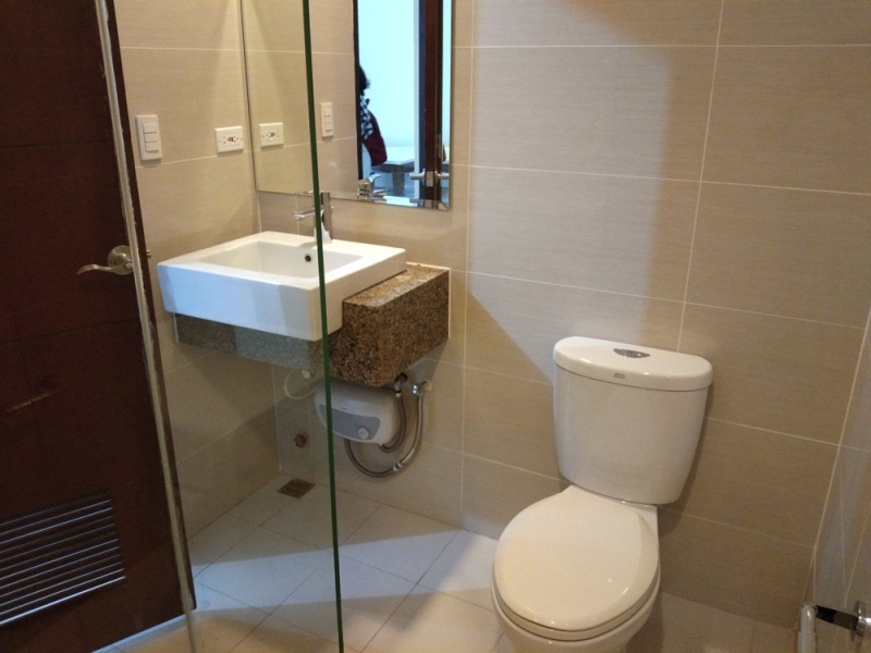 FOR RENT: 1-bedroom furnished condo with parking in One Uptown Fort Bonifacio