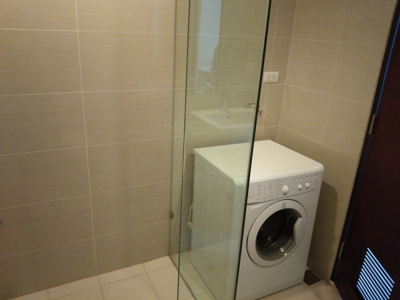 FOR RENT: 1-bedroom furnished condo with parking in One Uptown Fort Bonifacio