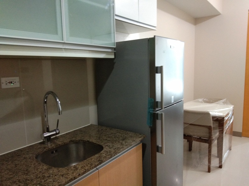 FOR RENT: 1-bedroom furnished condo with parking in One Uptown Fort Bonifacio