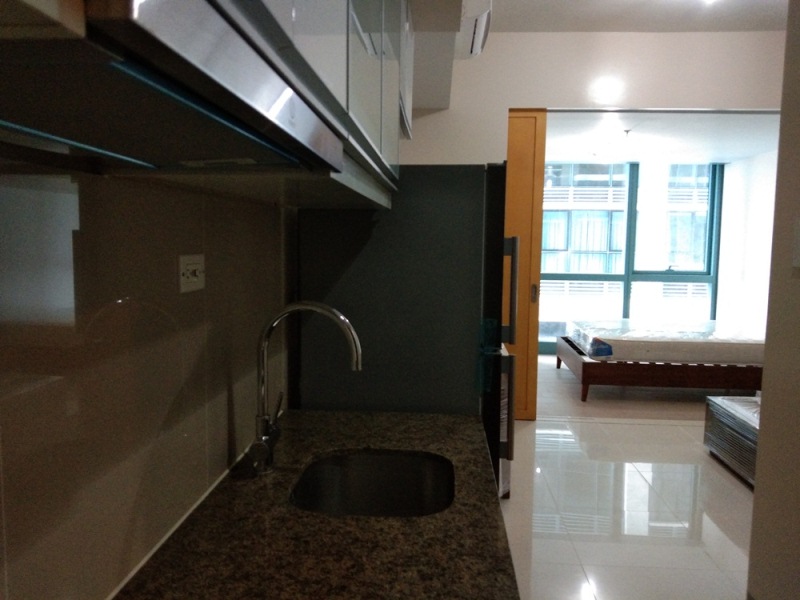 FOR RENT: 1-bedroom furnished condo with parking in One Uptown Fort Bonifacio