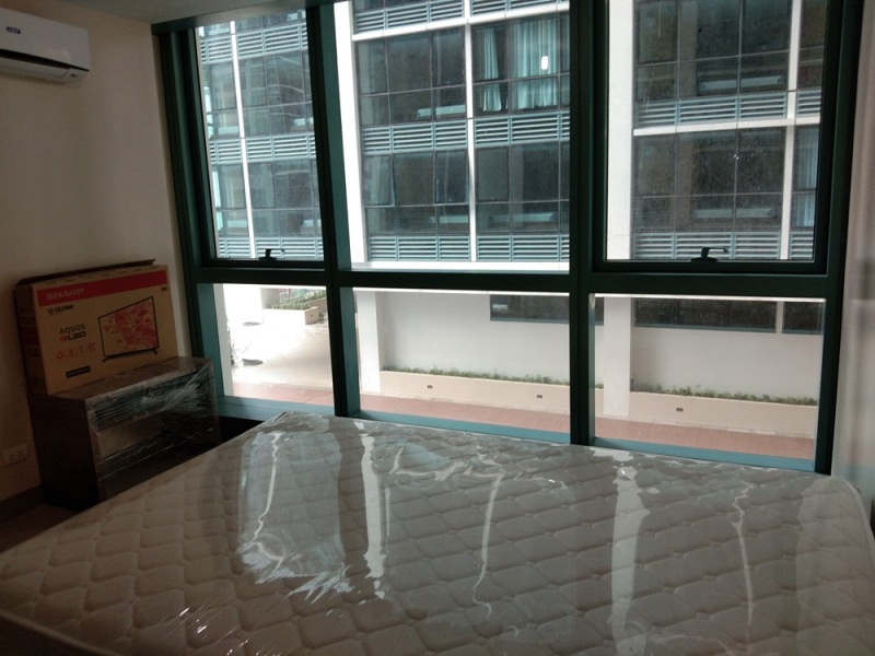 FOR RENT: 1-bedroom furnished condo with parking in One Uptown Fort Bonifacio