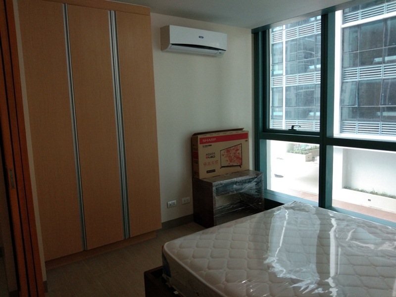 FOR RENT: 1-bedroom furnished condo with parking in One Uptown Fort Bonifacio