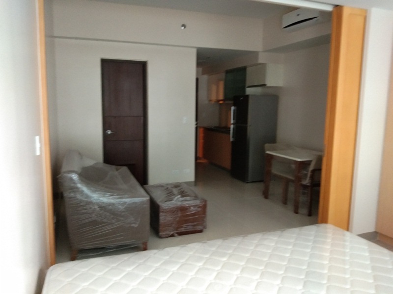 FOR RENT: 1-bedroom furnished condo with parking in One Uptown Fort Bonifacio